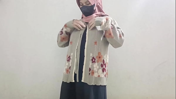 Hijab girl masturbates using cucumber