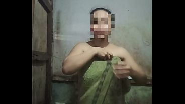 I want to take a bath, my pussy is so muddy, I want to fart and lick it, my husband works far away,, ummm,,,